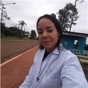 Profesora de Educación Primaria brinda apoyo escolar a alumnos del nivel